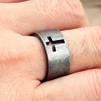 Open ring met gepatineerd kruis