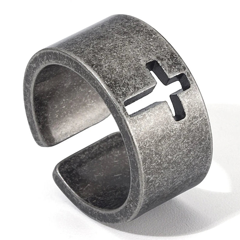 Open ring met gepatineerd kruis