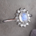 Ovale ring met maansteen en glans van kristallen