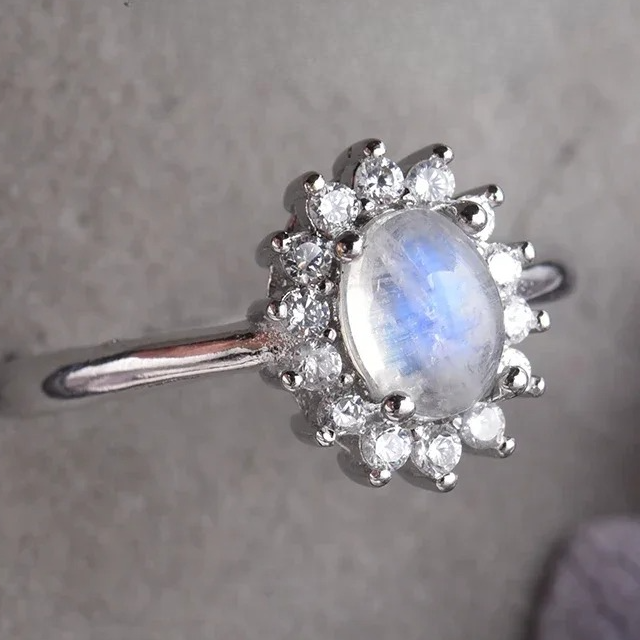Ovale ring met maansteen en glans van kristallen