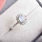 Ovale ring met maansteen en glans van kristallen