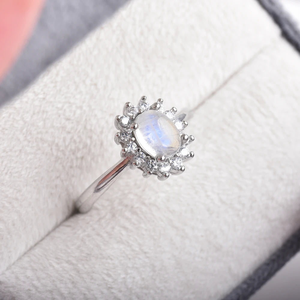 Ovale ring met maansteen en glans van kristallen