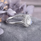 Ovale ring met maansteen en glans van kristallen