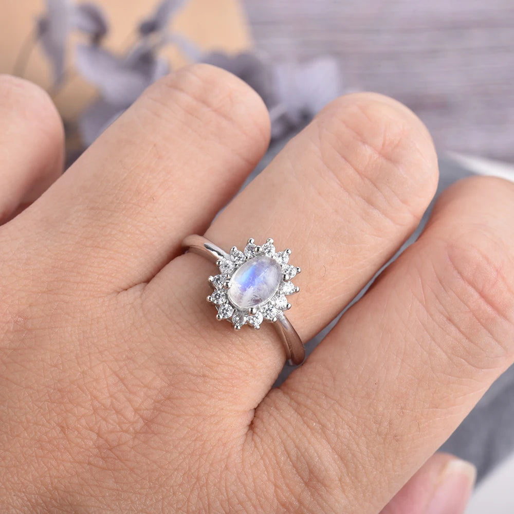 Ovale ring met maansteen en glans van kristallen