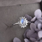 Ovale ring met maansteen en glans van kristallen