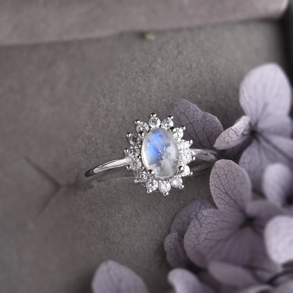 Ovale ring met maansteen en glans van kristallen