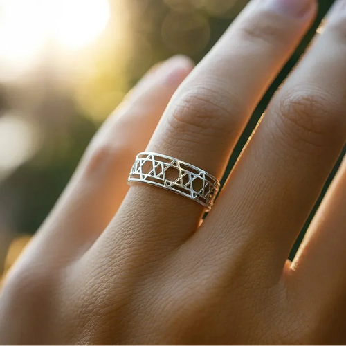 Damesring met symbolische joodse <span data-glossary-id="stars-of-david">Davidsterren</span> zilver