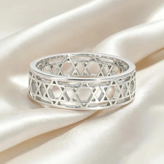 Damesring met symbolische joodse <span data-glossary-id="stars-of-david">Davidsterren</span> zilver