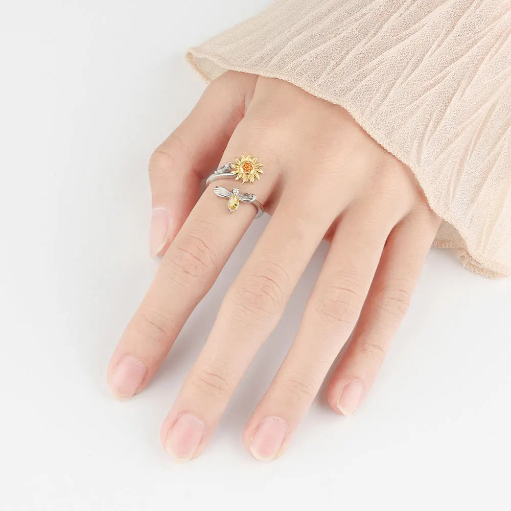 Ring met draaiende bij en bloem
