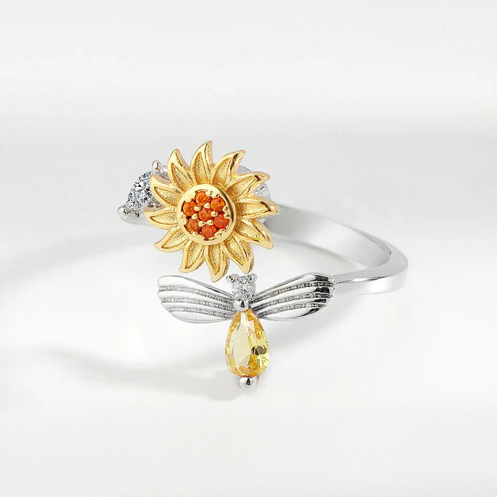 Ring met draaiende bij en bloem