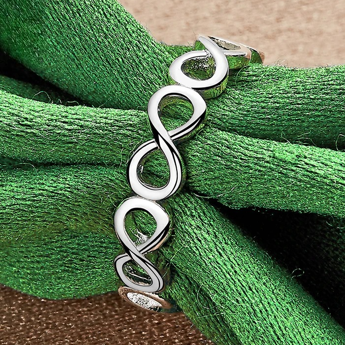 Ring met verweven oneindigheidssymbolen