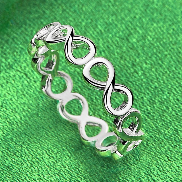 Ring met verweven oneindigheidssymbolen