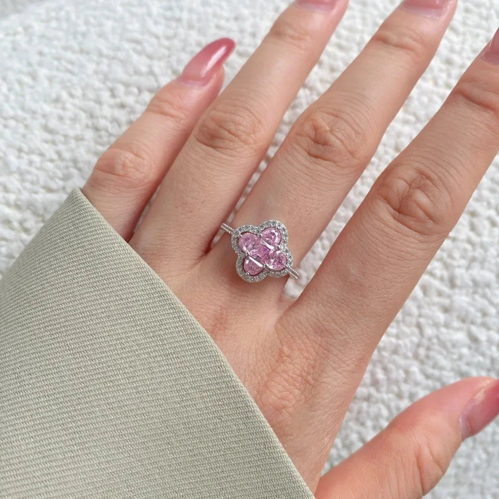 Lichtgevende klaverring met kristallen zilver en roze