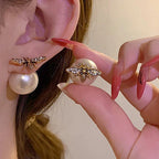 Oorbellen met bij en witte parel