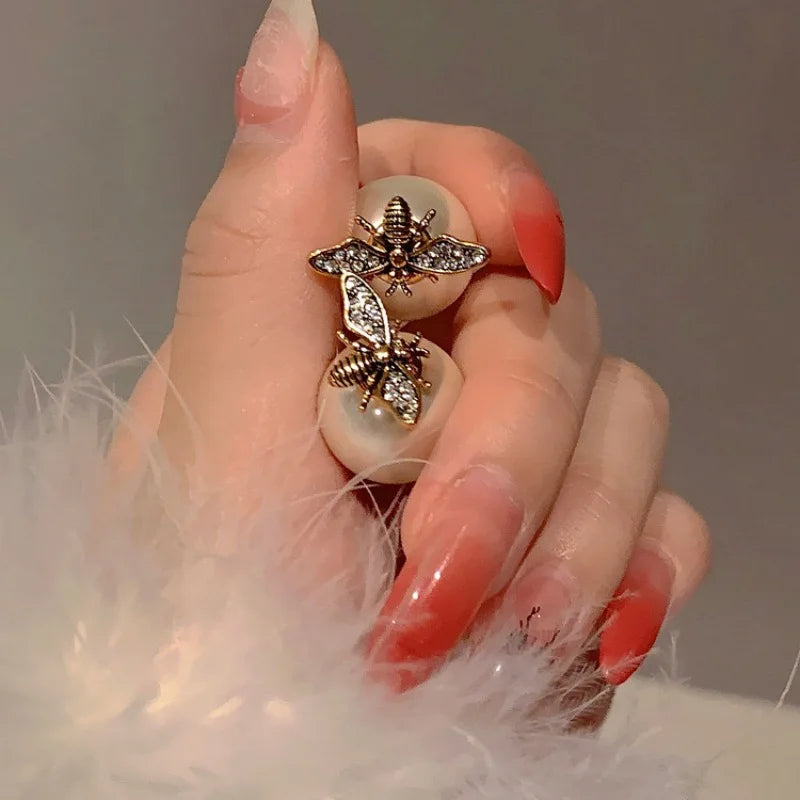 Oorbellen met bij en witte parel