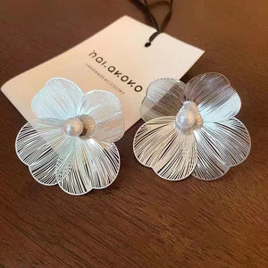 Boucles d'Oreilles Clou Fleur Pétales Larges Blanches