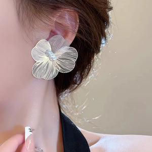 Boucles d'Oreilles Clou Fleur Pétales Larges Blanches