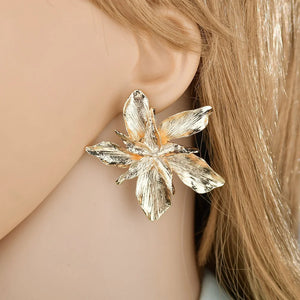 Boucles d'Oreilles Clou Grande Fleur Asymétrique or