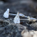 Boucles d'Oreilles Clou Montagnes Argentées


Matière: acier


Couleurs: argent


Taille: 1 cm de diamètre (voir image)


Garanti sans allergène, convient pour homme, femme, garçon ou fille


Produit très travaillé