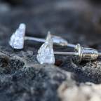 Boucles d'Oreilles Clou Montagnes Argentées


Matière: acier


Couleurs: argent


Taille: 1 cm de diamètre (voir image)


Garanti sans allergène, convient pour homme, femme, garçon ou fille


Produit très travaillé