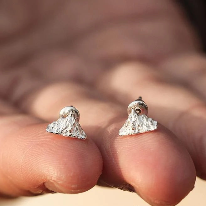 Boucles d'Oreilles Clou Montagnes Argentées


Matière: acier


Couleurs: argent


Taille: 1 cm de diamètre (voir image)


Garanti sans allergène, convient pour homme, femme, garçon ou fille


Produit très travaillé