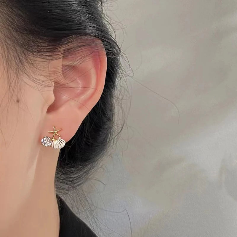 Asymmetrische schelp oorbellen wit