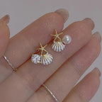 Asymmetrische schelp oorbellen wit