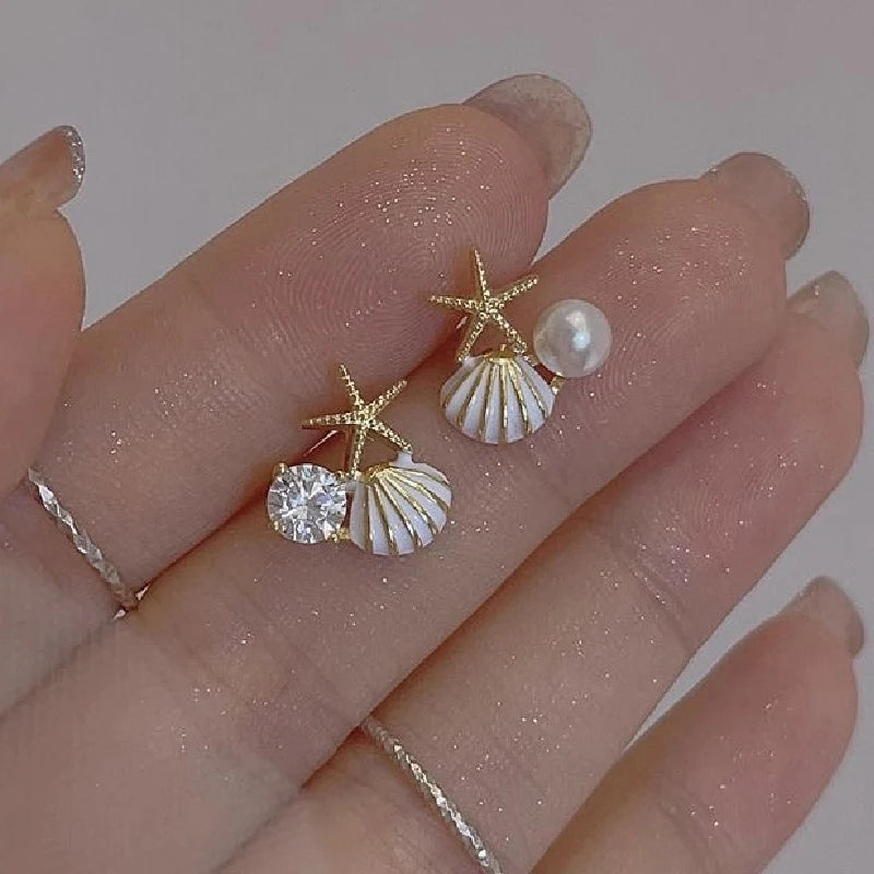 Asymmetrische schelp oorbellen wit