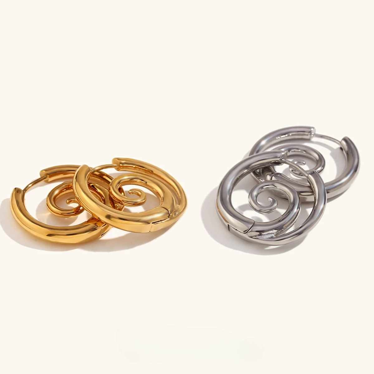 Hoepeloorbellen met spiraalmotief goud