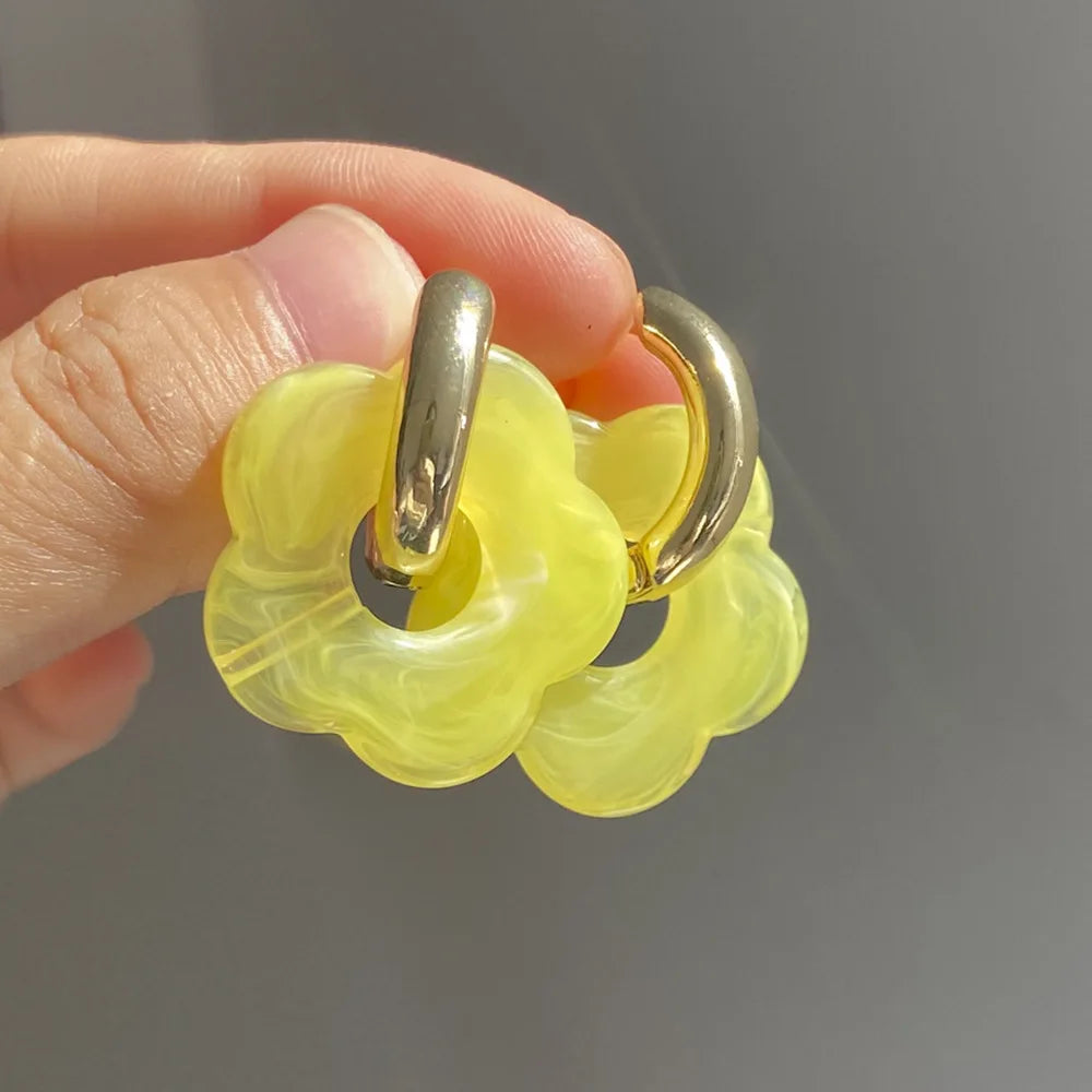 Boucles d'Oreilles Créoles Fleur en Résine