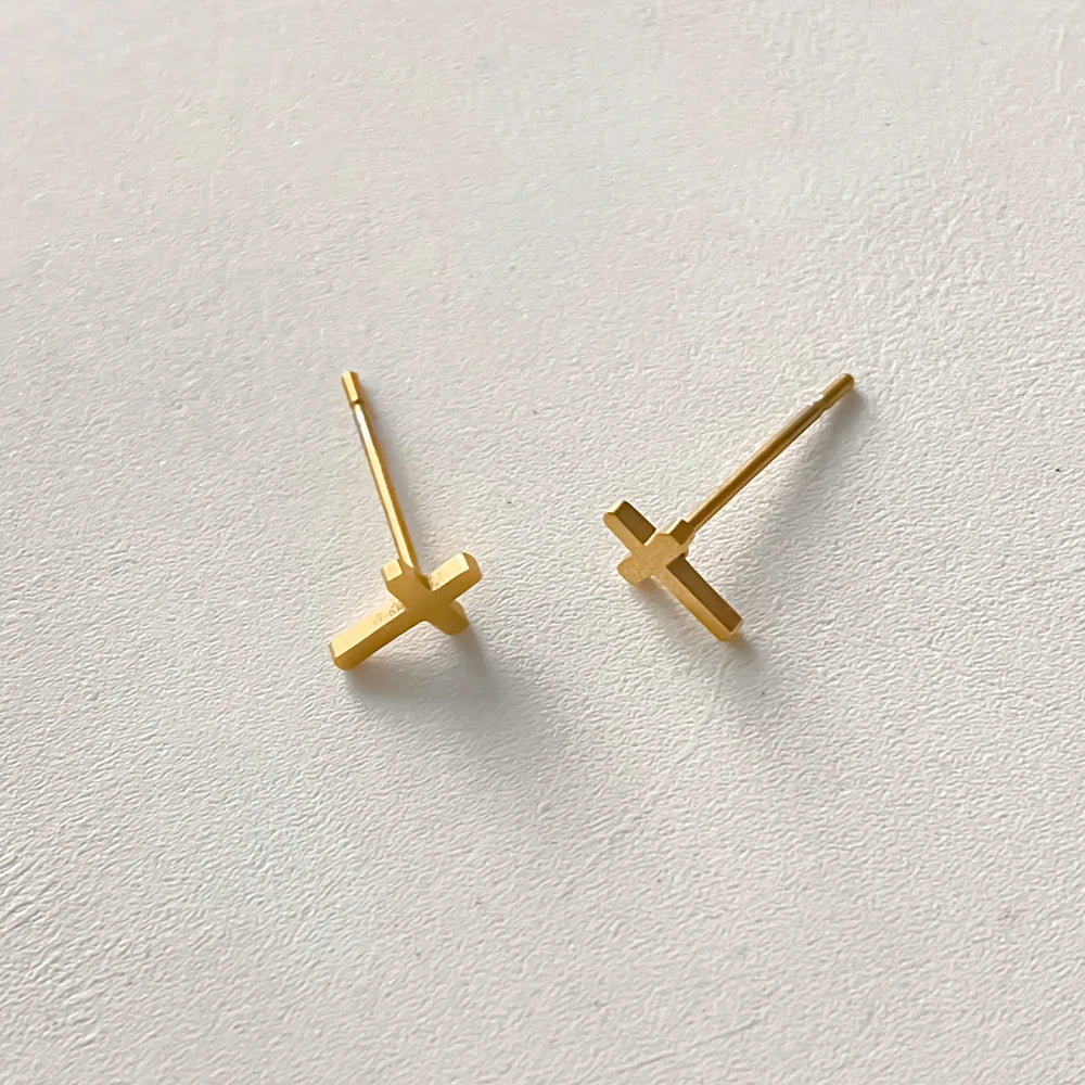 Mini kruis oorbellen goud