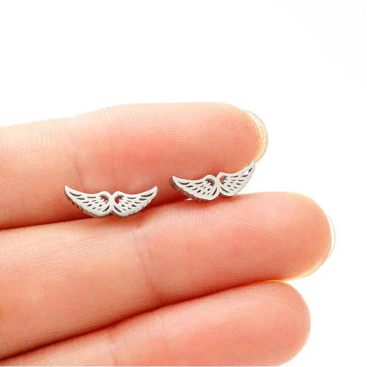 Minimalistische oorbellen met engelenvleugels in zilver