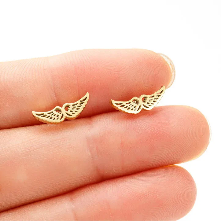 Minimalistische oorbellen met engelenvleugels in goud