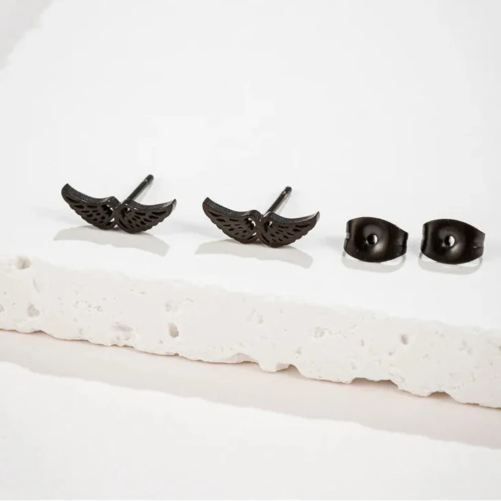 Minimalistische oorbellen met engelenvleugels in zwart