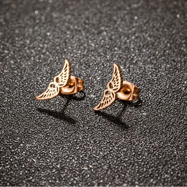 Minimalistische oorbellen met engelenvleugels in roségoud