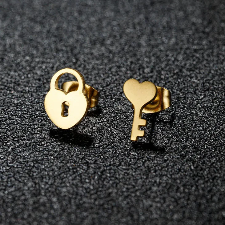Minimalistische oorbellen sleutel en slot goud