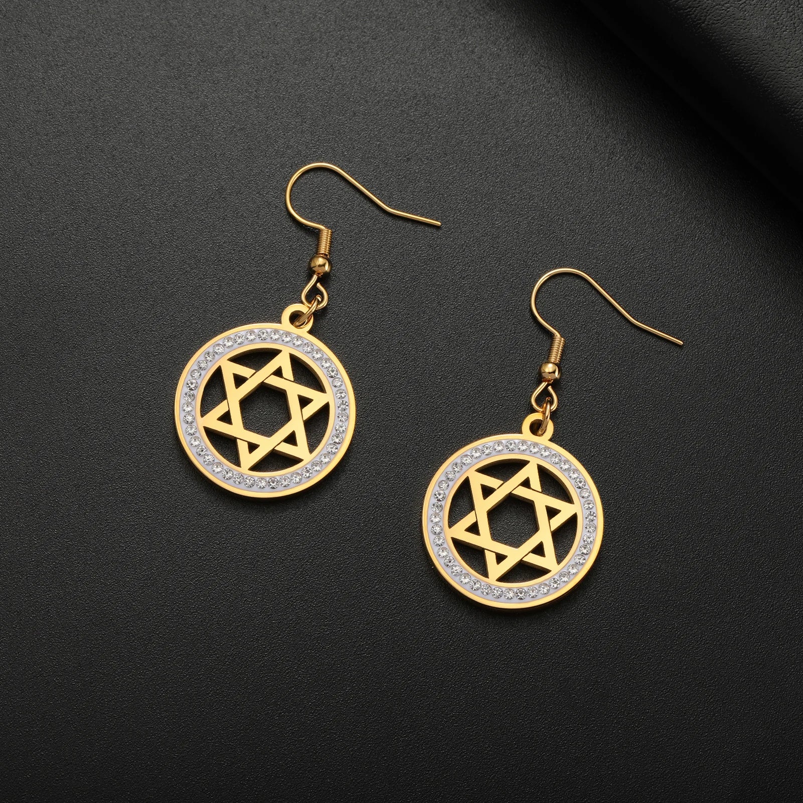 Oorbellen met hanger met de <span data-glossary-id="star-of-david">Davidster</span> en symbolische joodse strass in goud