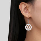 Oorbellen met hanger met de <span data-glossary-id="star-of-david">Davidster</span> en symbolische joodse strass in zilver