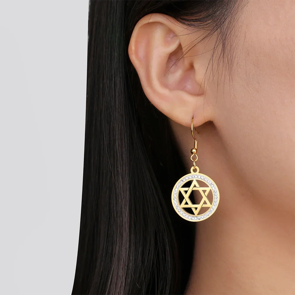 Oorbellen met hanger met de <span data-glossary-id="star-of-david">Davidster</span> en symbolische joodse strass in goud