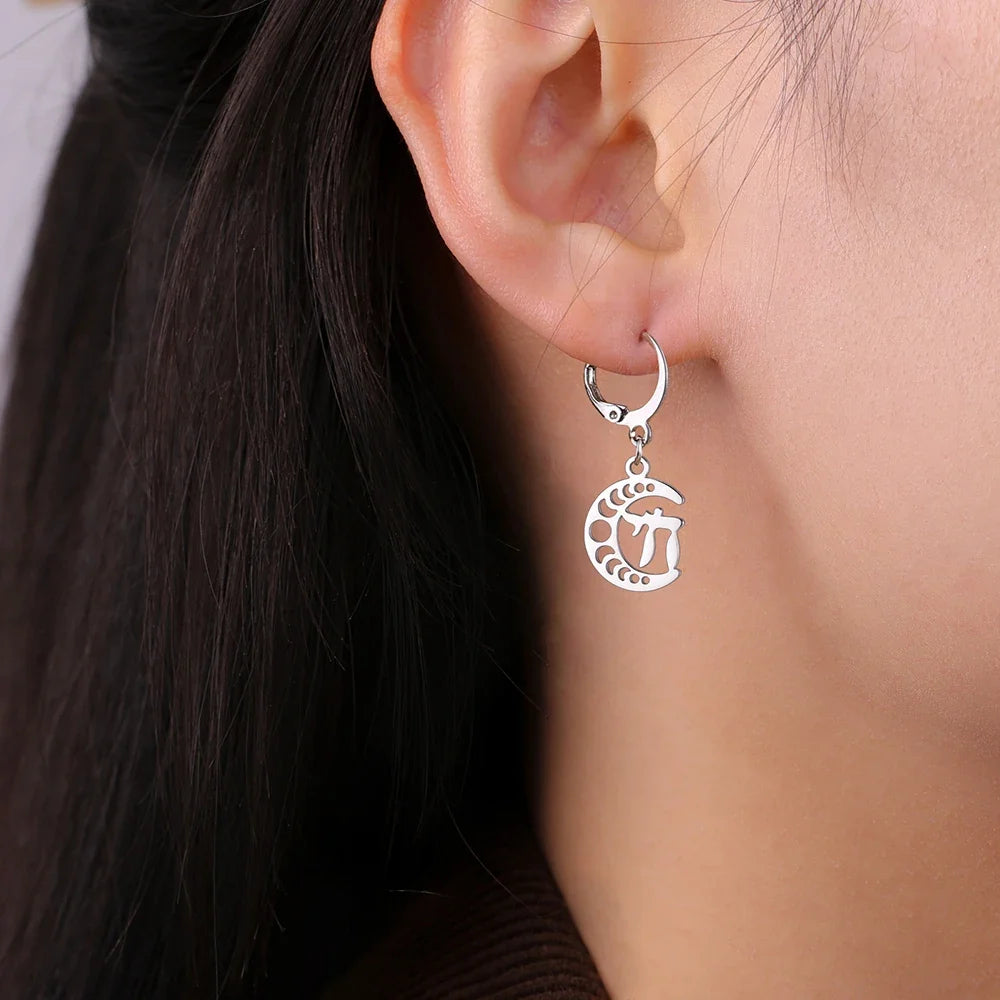 Oorbellen met het levenssymbool Chai aan een zilveren maansikkel