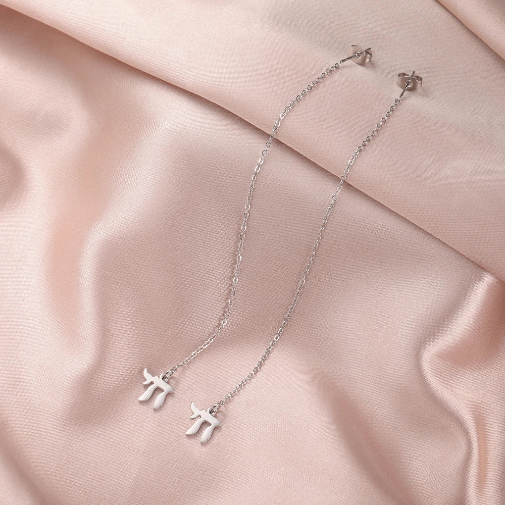 Oorbellen met hanger met het Joodse levenssymbool Chai in zilver
