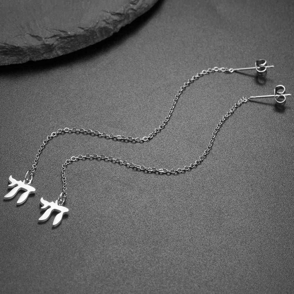 Oorbellen met hanger met het Joodse levenssymbool Chai in zilver