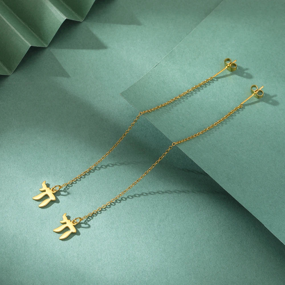 Oorbellen met hanger met het Joodse levenssymbool Chai in goud