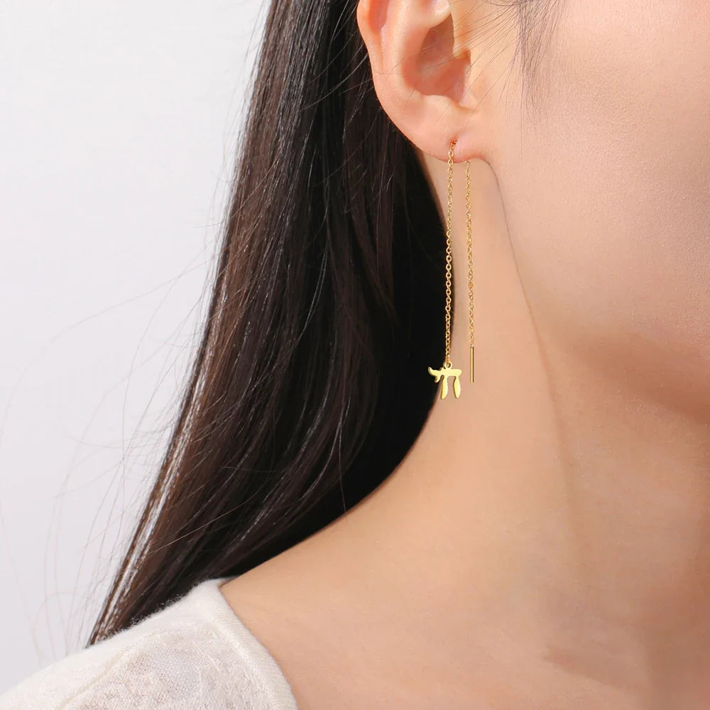 Oorbellen met hanger met het Joodse levenssymbool Chai in goud