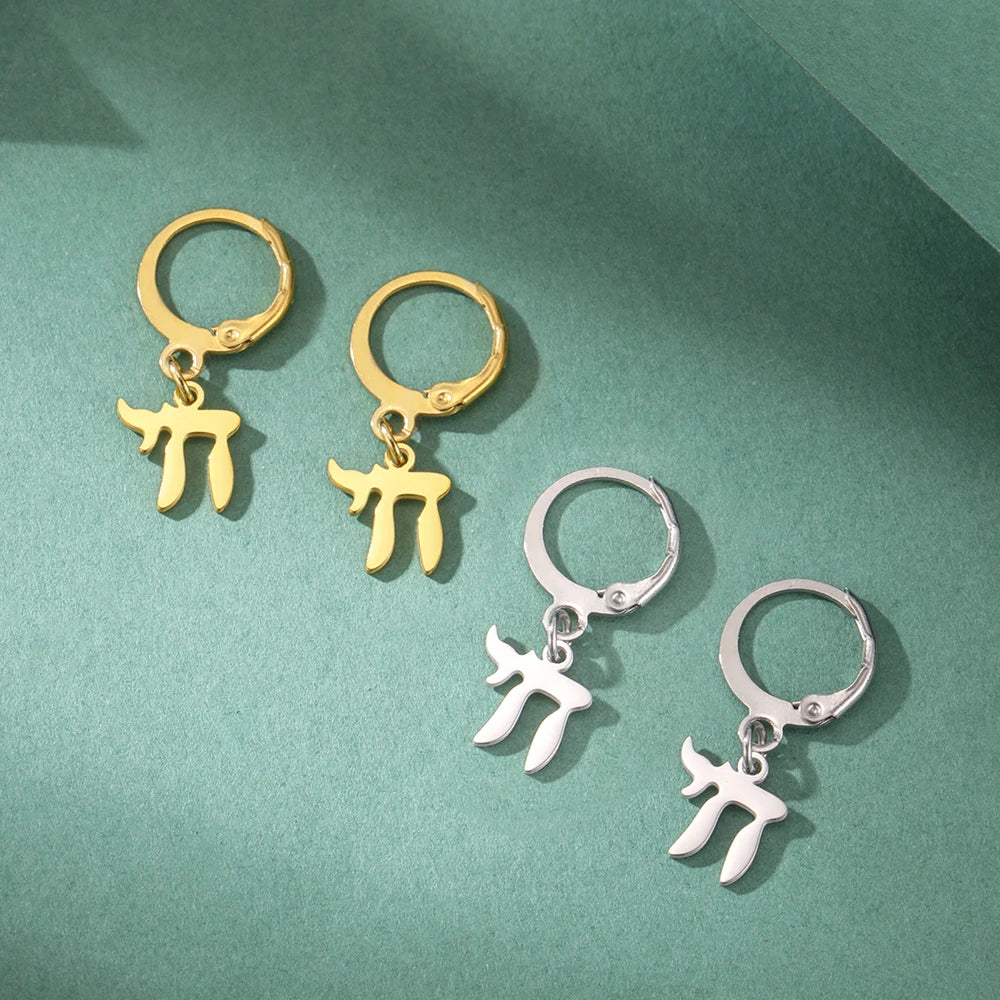Oorbellen met hanger met het Joodse symbool Chai in goud
