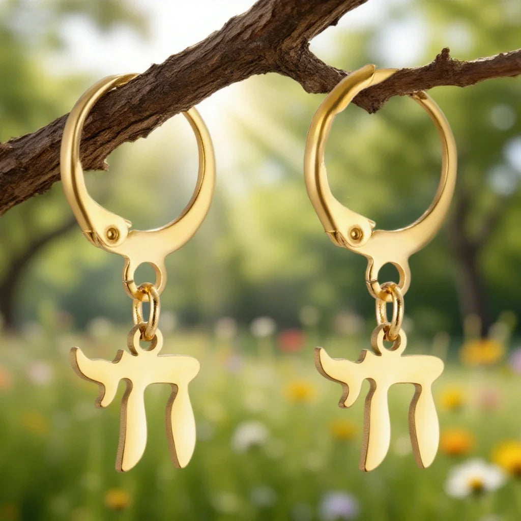 Oorbellen met hanger met het Joodse symbool Chai in goud