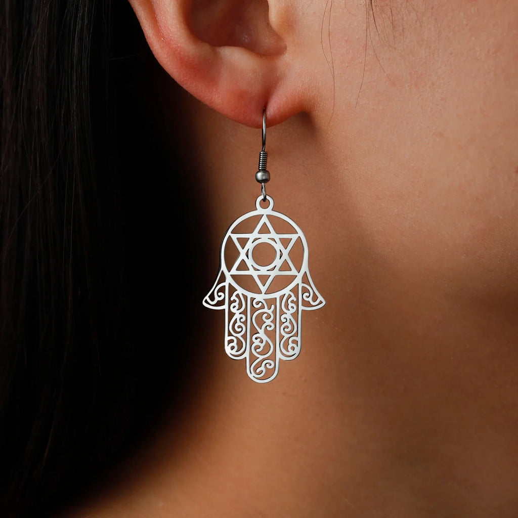 Hangende oorbellen met het Joodse beschermingssymbool hand van Fatma en <span data-glossary-id="etoile-de-david">Davidsster</span> zilver