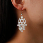 Hangende oorbellen met het Joodse beschermingssymbool hand van Fatma en <span data-glossary-id="etoile-de-david">Davidsster</span> zilver