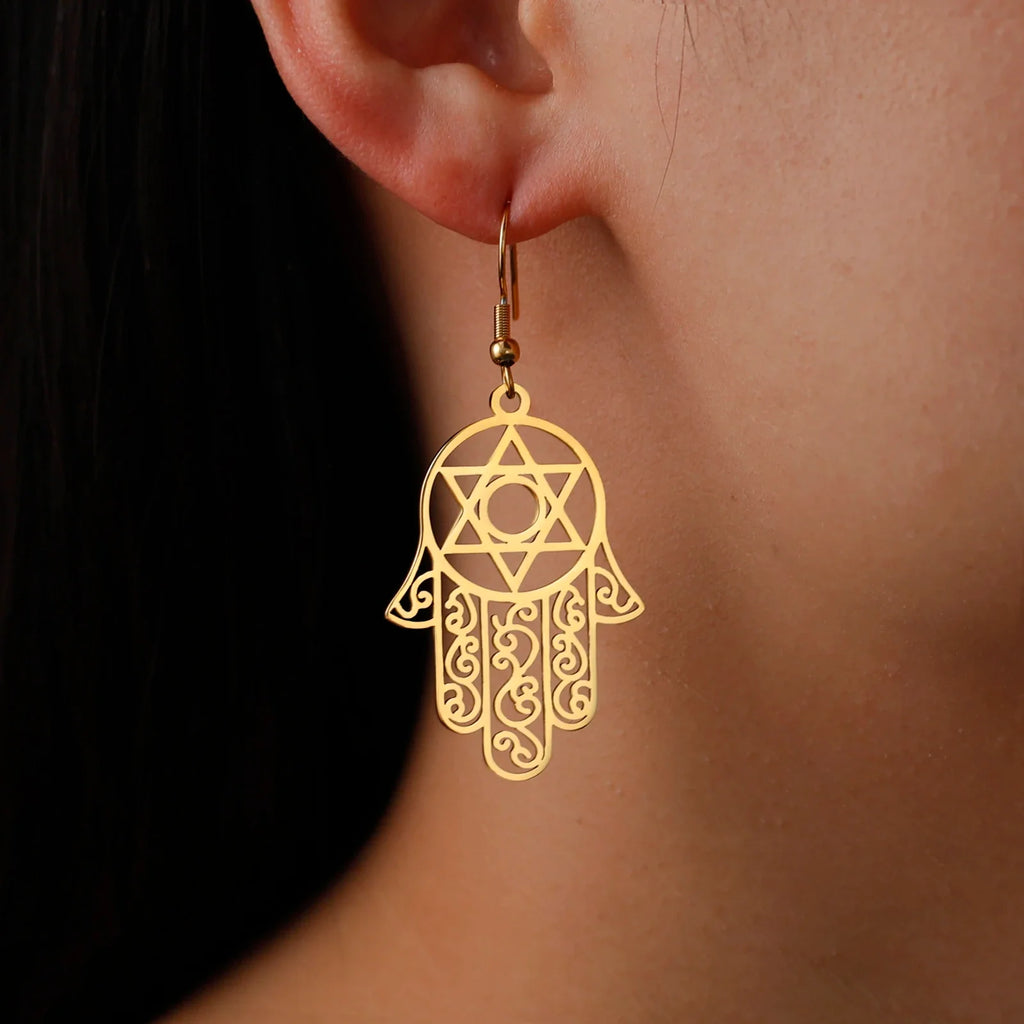 Hangende oorbellen met het Joodse beschermingssymbool hand van Fatma en <span data-glossary-id="etoile-de-david">Davidsster</span> goud