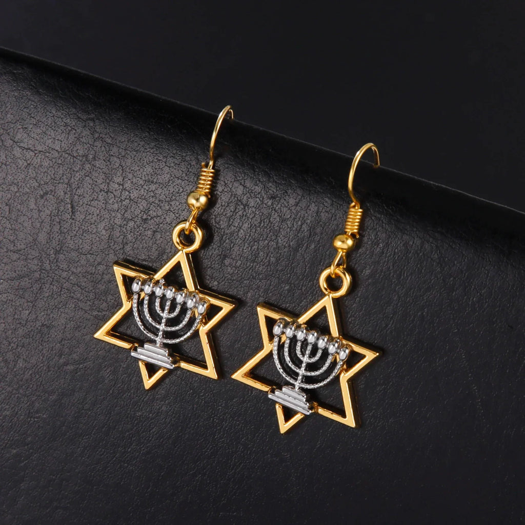 Oorbellen met hangers met Menorah en de <span data-glossary-id="star-of-david">Davidster</span>, joodse symbolen